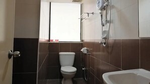 Un baño con inodoro, ducha y bañera.