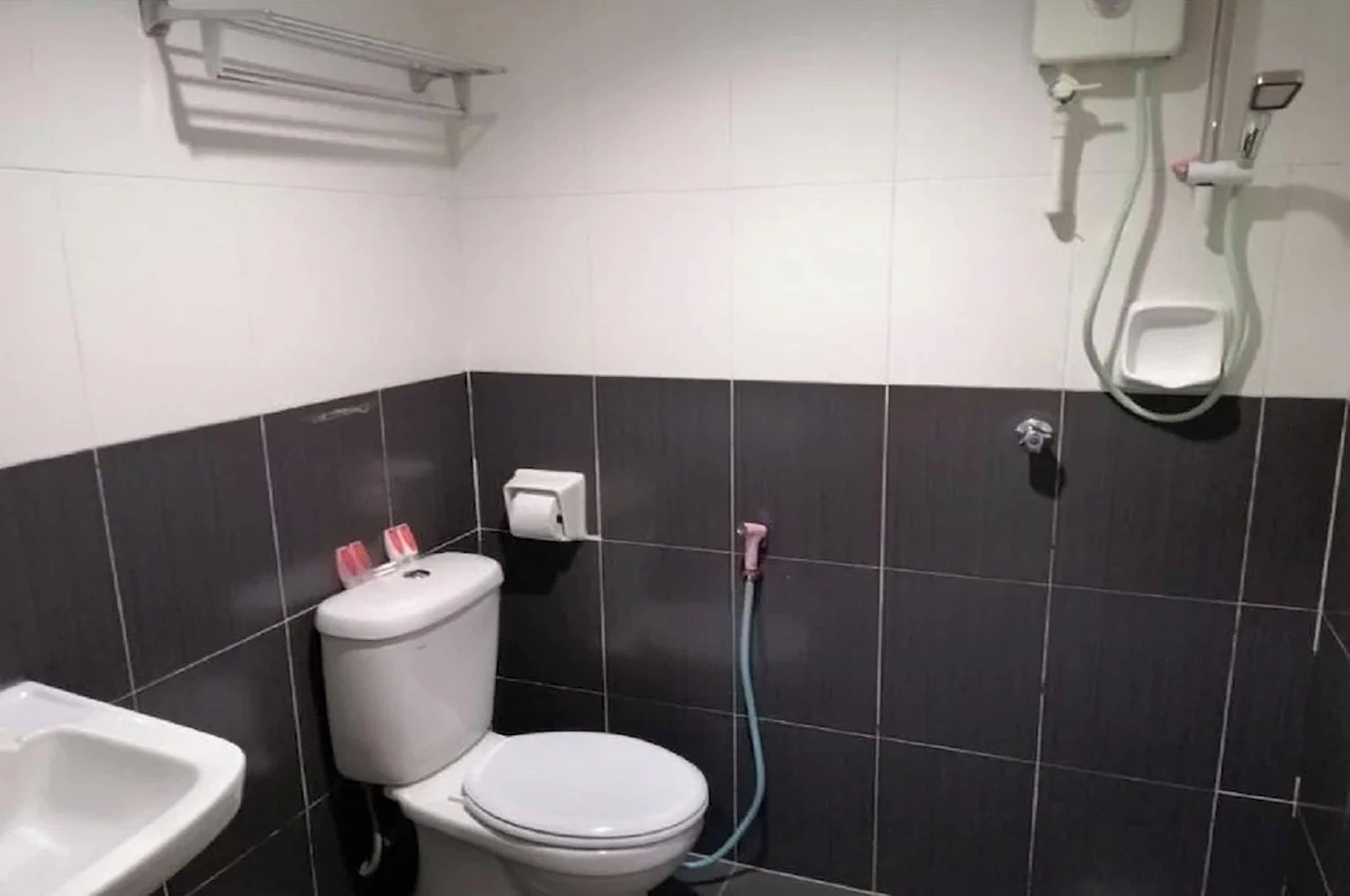 A bathroom with a toilet, bidet, and sink.