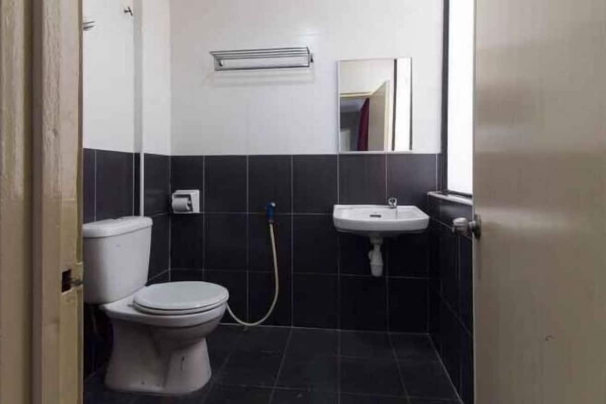 Bathroom | Shower, towels, soap, shampoo