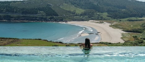 Piscine extérieure, chaises longues