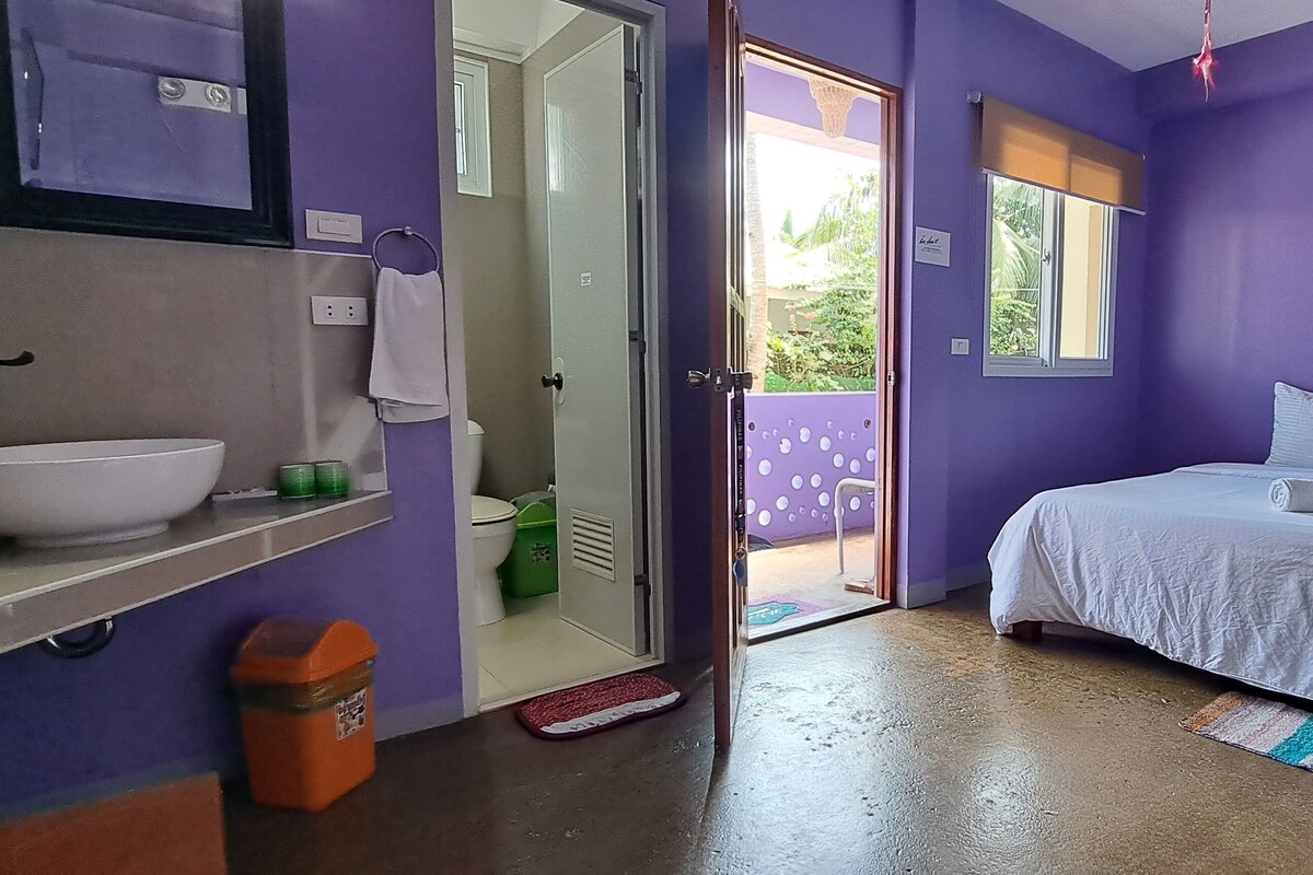 Una stanza con un letto, un bagno e vista esterna.