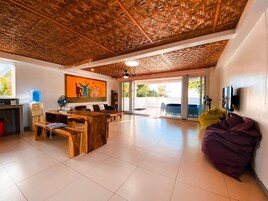 Honeymoon Studio Suite | Living area