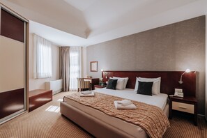 Suite – president | Oppholdsområde | En 32-tommers LCD-TV med kabel-kanaler samt TV