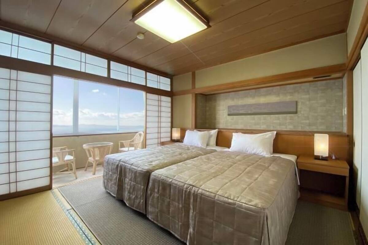 Cofres nos quartos, escrivaninha, roupa de cama