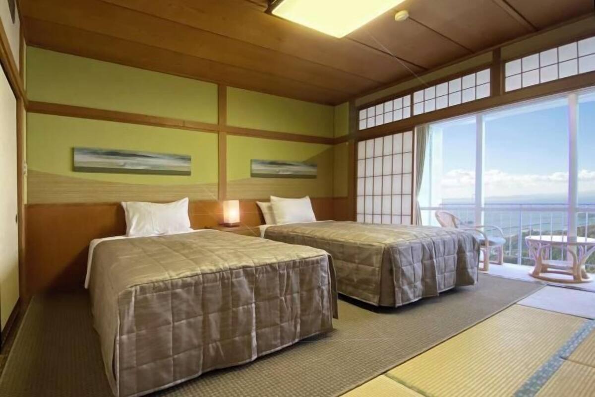 Cofres nos quartos, escrivaninha, roupa de cama