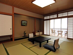 客房 | 客房内保险箱、办公桌、床单