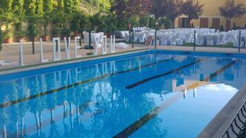 Una piscina al aire libre de temporada