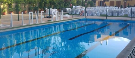 Una piscina al aire libre de temporada