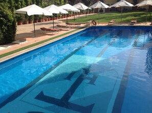 Seasonal outdoor pool - Hotel Torres I (Villanueva del Arzobispo)