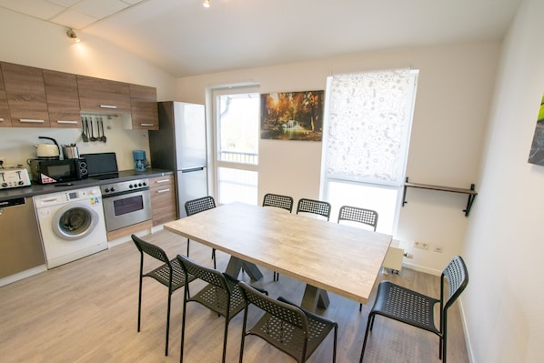 City appartement | Privékeuken | Een koelkast, een magnetron, een oven, een kookplaat