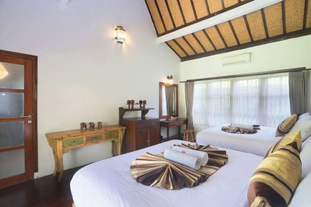 Premium bedding, minibar, blackout drapes, iron/ironing board