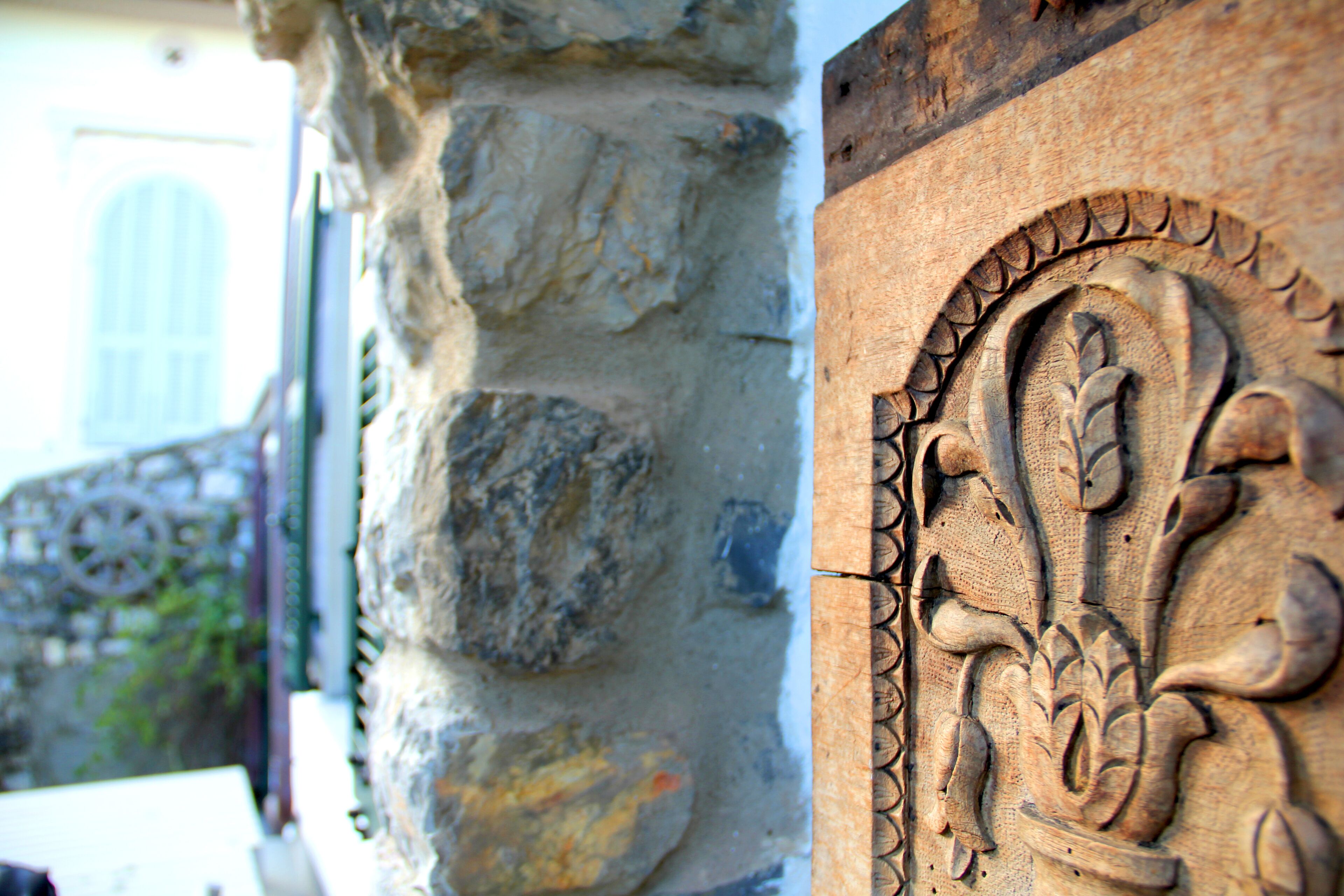 Un mur de pierre orné d’un panneau en bois sculpté présentant un motif détaillé.