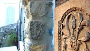 Un mur de pierre orné d’un panneau en bois sculpté présentant un motif détaillé.