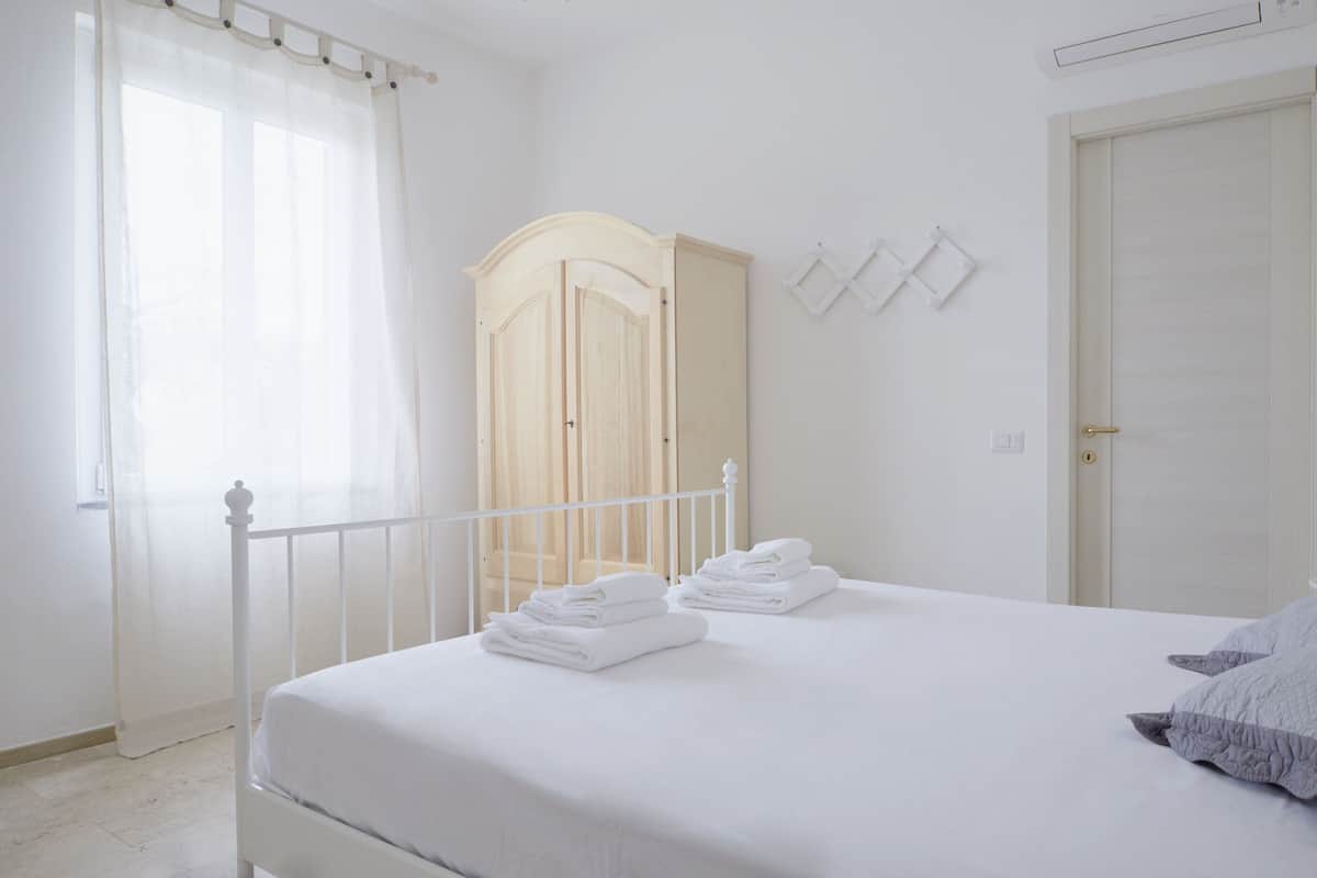 Quarto casal conforto, 1 cama King, vista para a baía | Roupas de cama antialérgicas, individualmente mobiliados, escrivaninha