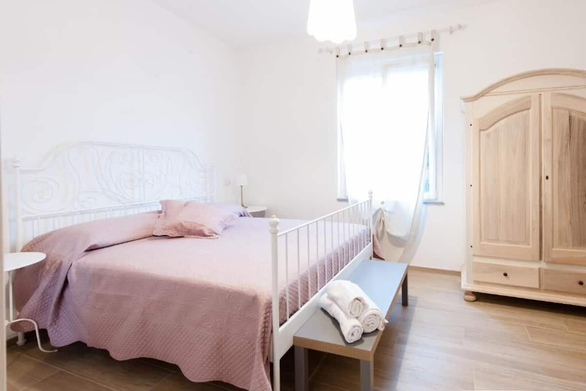 Quarto casal econômico, 1 cama King, terraço, vista parcial para o mar | Roupas de cama antialérgicas, individualmente mobiliados, escrivaninha