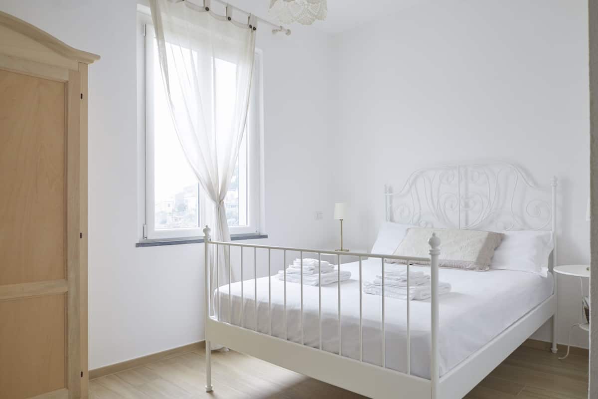 Quarto casal conforto, 1 cama Queen, vista para a baía | Roupas de cama antialérgicas, individualmente mobiliados, escrivaninha