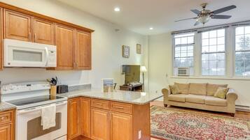 Frigorifero, microonde, piano cottura, lavastoviglie