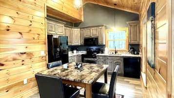 Kabin, 2 kamar tidur | Dapur pribadi | Lemari es, microwave, oven, dan mesin pencuci piring