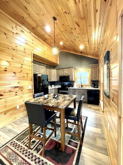 Peaceful family cabin near fishing with over 100 acres of mountain and field trails to explore! 2 Bedroom Cabin by RedAwning