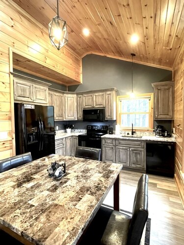 Peaceful family cabin near fishing with over 100 acres of mountain and field trails to explore! 2 Bedroom Cabin by RedAwning