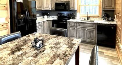 Peaceful family cabin near fishing with over 100 acres of mountain and field trails to explore! 2 Bedroom Cabin by RedAwning