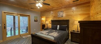 Nature lovers dream! Steps from fishing plus 140 acres of hiking! 4 Bedroom Home by RedAwning