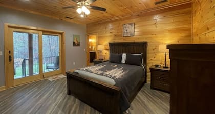 Nature lovers dream! Steps from fishing plus 140 acres of hiking! 4 Bedroom Home by RedAwning