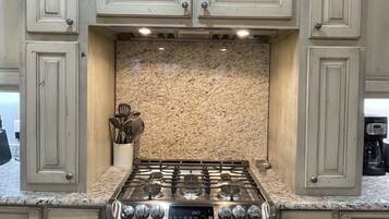 Rumah, 4 kamar tidur | Dapur pribadi | Lemari es, microwave, oven, dan mesin pencuci piring