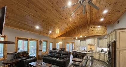 Nature lovers dream! Steps from fishing plus 140 acres of hiking! 4 Bedroom Home by RedAwning