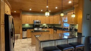 Cabin, 3 Bedrooms | Private kitchen | Fridge, oven, coffee/tea maker, toaster