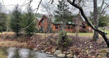 Deluxe log cabin! Pet and motorcycle friendly - enjoy nature with family and friends! 3 Bedroom Cabin by RedAwning