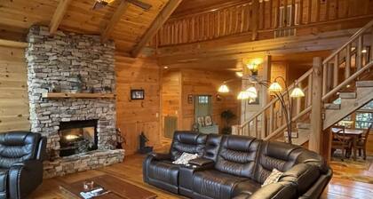 Deluxe log cabin! Pet and motorcycle friendly - enjoy nature with family and friends! 3 Bedroom Cabin by RedAwning