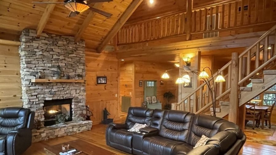 Deluxe log cabin! Pet and motorcycle friendly - enjoy nature with family and friends! 3 Bedroom Cabin by RedAwning