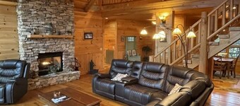 Deluxe log cabin! Pet and motorcycle friendly - enjoy nature with family and friends! 3 Bedroom Cabin by RedAwning