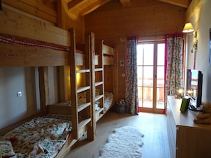 5 bedrooms, iron/ironing board, WiFi