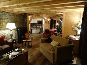 Fernseher, Kamin, DVD-Player, Bücher