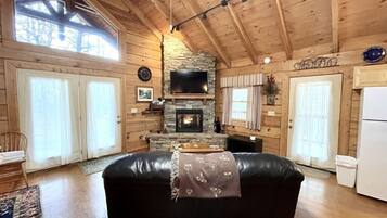 Studio | Living area | 30-inch TV with satellite channels, fireplace