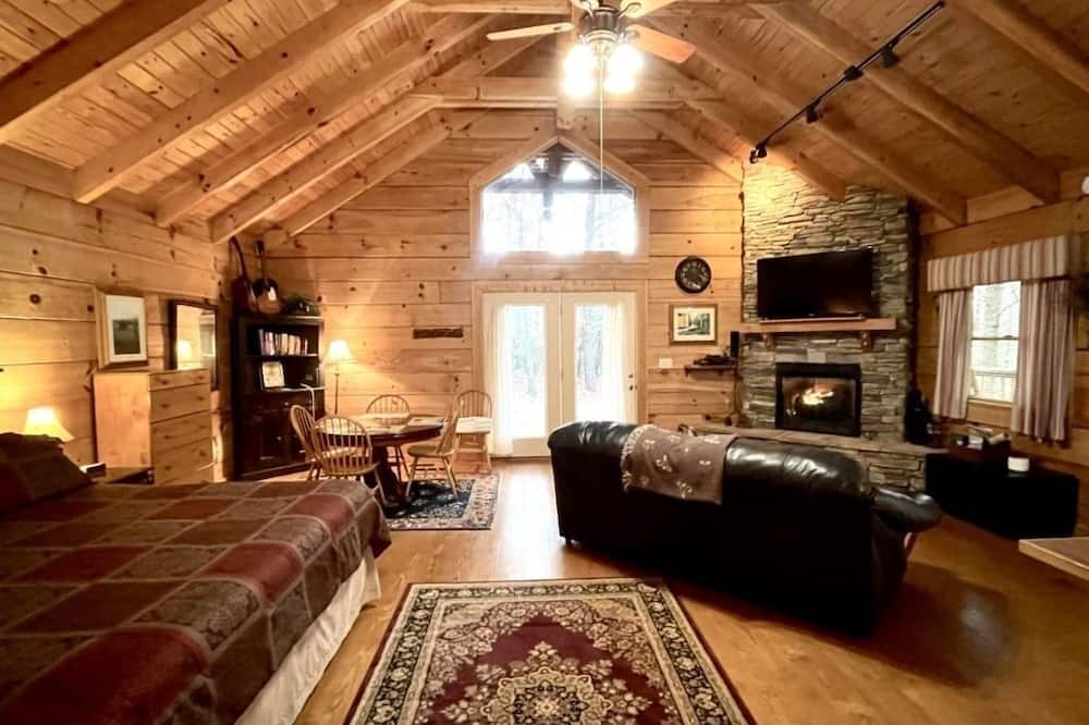 Romantic, pet friendly cabin with private hot tub, washer/dryer and full kitchen Studio Cabin by RedAwning - Coker Creek, TN