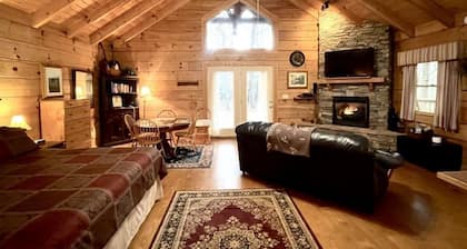 Romantic, pet friendly cabin with private hot tub, washer/dryer and full kitchen Studio Cabin by RedAwning