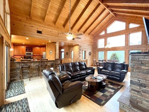 A true log cabin with 360 degree mountain views - Pet and Motorcycle friendly! 5 Bedroom Cabin by RedAwning