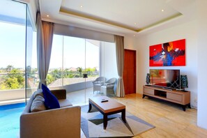 32-inch LED TV with satellite channels, TV - Canggu Rooftop Villas (Canggu)