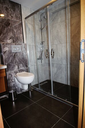 Artículos de tocador gratuitos, secador de pelo, batas, pantuflas