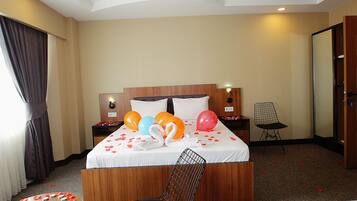 Minibar, espacio para trabajar con laptop y cortinas blackout