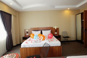 Minibar, espacio para trabajar con laptop y cortinas blackout 