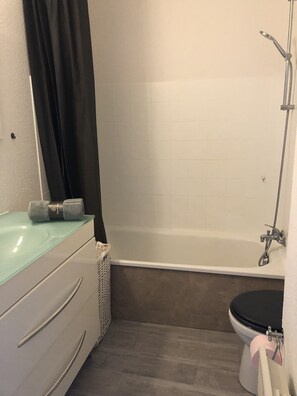 Bathroom - Studio 4 people, private terrace and garden, 2 min from the beach (Saint-Raphaël)