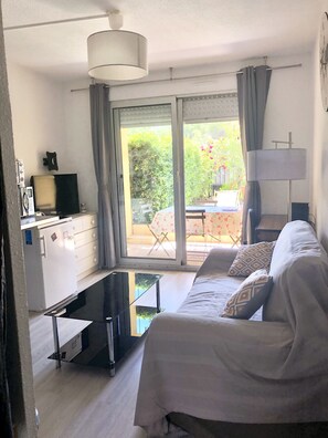 TV - Studio 4 people, private terrace and garden, 2 min from the beach (Saint-Raphaël)