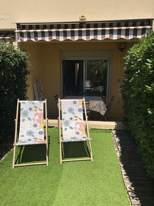 Outdoor dining - Studio 4 people, private terrace and garden, 2 min from the beach (Saint-Raphaël)