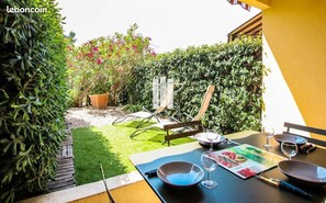 Outdoor dining - Studio 4 people, private terrace and garden, 2 min from the beach (Saint-Raphaël)