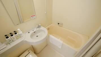 Bañera con ducha, artículos de tocador gratuitos, secador de pelo