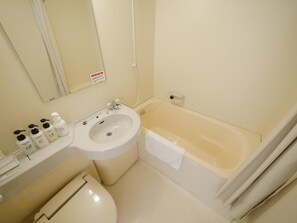 Een bad/douchecombinatie, gratis toiletartikelen, een haardroger